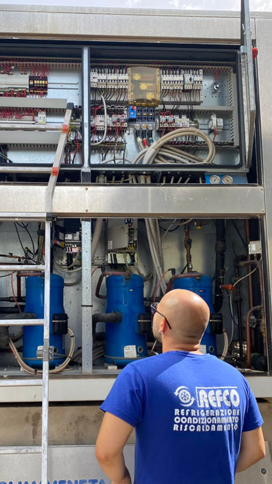 Refco impianti - Lavorazione in una cabina elettrica di un impianto
